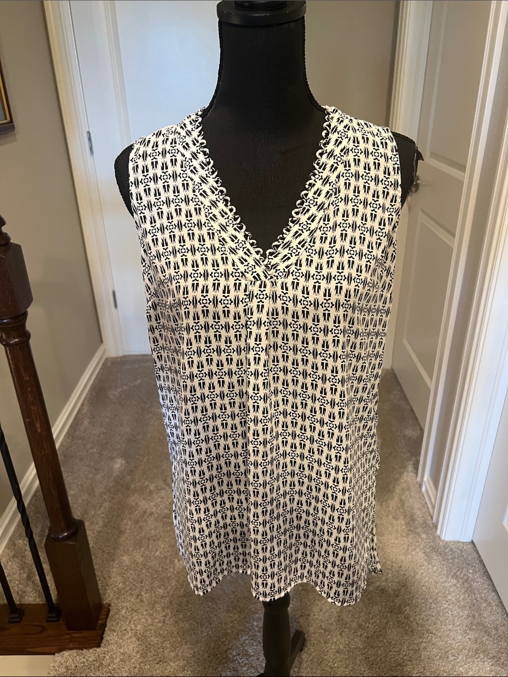 🎯 2/$5 DR2 Black & White V-Neck Sleeveless Printed Tunic Top Size XS